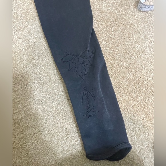 GYMSHARK black textured leggings with designs on front size XS - Picture 5 of 8
